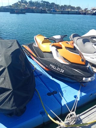 Moto de agua Sea-Doo GTI negra y naranja