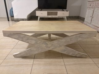 Mesa de centro madera y base cruzada