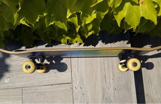 Monopatín / Skate Negro con Detalles Amarillos