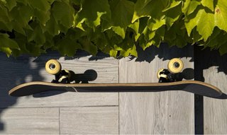Monopatín / Skate Negro con Detalles Amarillos