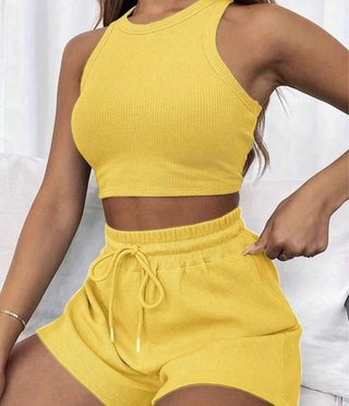 Conjunto amarillo top y shorts talla L