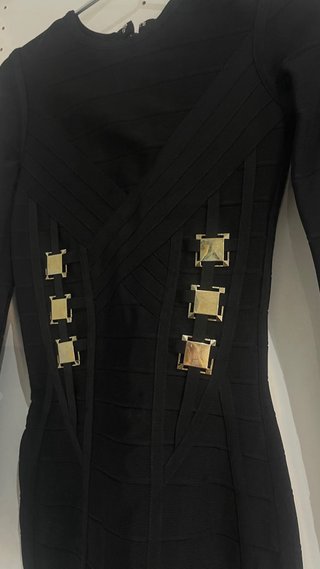 Vestido Negro con Detalles Dorados