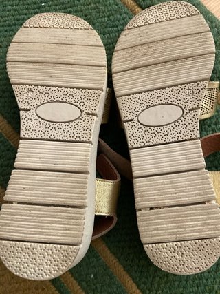 Sandalias doradas mujer
