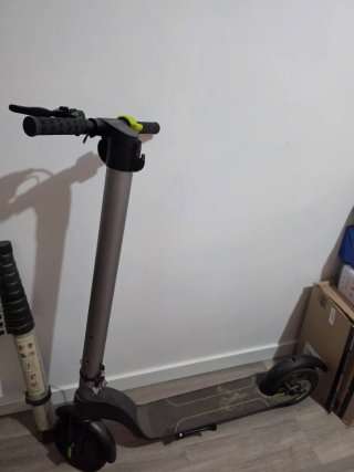 Patinete eléctrico gris