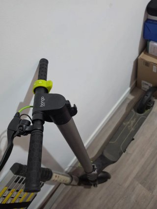 Patinete eléctrico gris