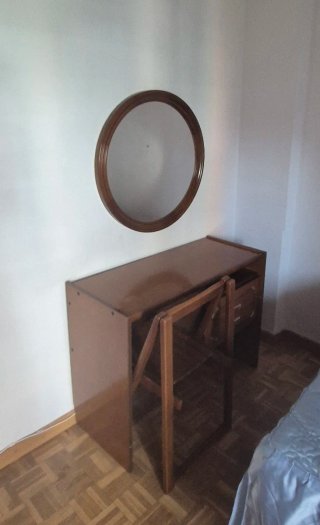 Tocador vintage con espejo y silla