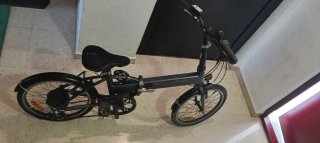 Bicicleta eléctrica plegable negra