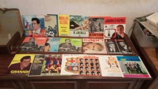 Lote 98 Vinilos y 18 Singles Internacionales
