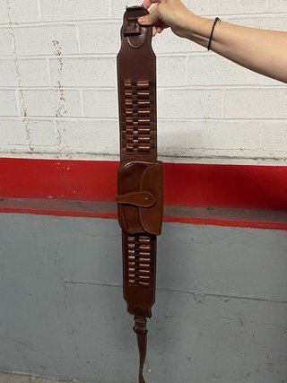 Funda rifle, canuto visor, canana balas. Todo piel