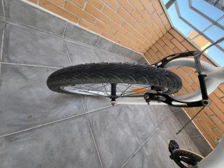 Bicicleta infantil blanca