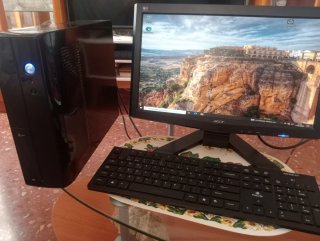 PC con monitor, teclado y altavoces