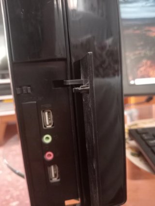 PC con monitor, teclado y altavoces
