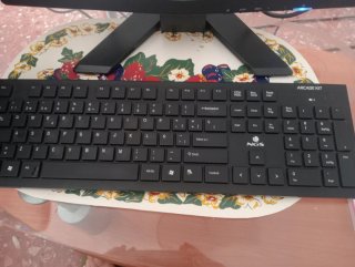 PC con monitor, teclado y altavoces