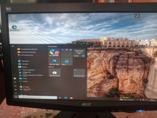 PC con monitor, teclado y altavoces