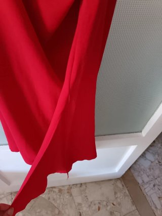 Vestito Rosso con collana dorata