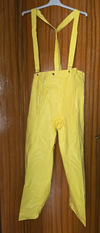 Traje impermeable amarillo