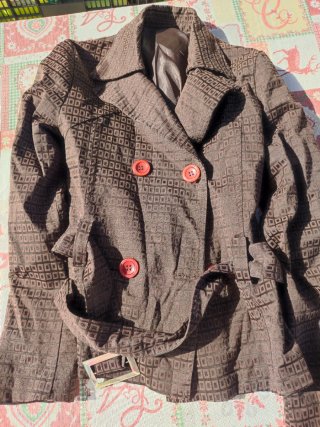 Chaqueta marrón con cinturón y botones naranjas