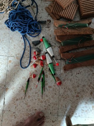 Utensilios de pesca: flotadores, sedal y plomos