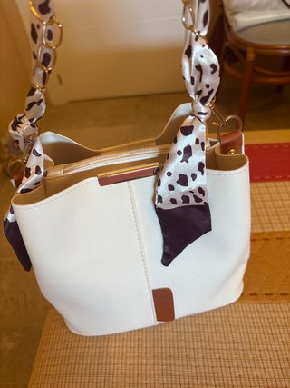 Bolso blanco roto con cadena y pañuelo