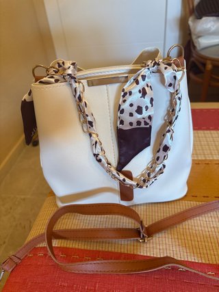 Bolso blanco roto con cadena y pañuelo