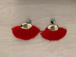 Pendientes dorados con flecos rojos