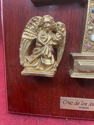 Splendida metopa con la Croce degli Angeli di Oviedo