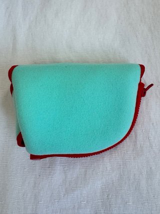 Babero de bebé plegable con cremallera