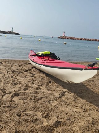 Kayak rojo rígido para paseos tranquilos