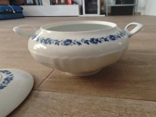 Sopera de porcelana con flores azules