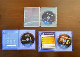 PS4 con 2 mandos y 3 juegos