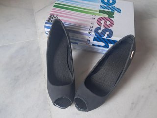 Zapatos de tacón negros nobuk peep toe