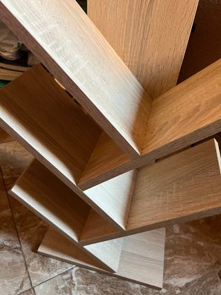 Estantería de madera estilo árbol