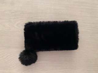 Cartera negra con pedrería y pompón