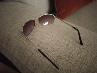 Gafas de sol plateadas y moradas
