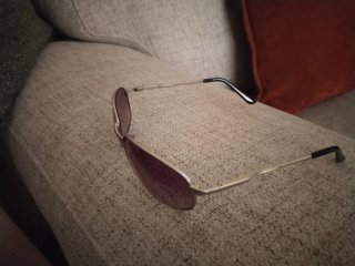 Gafas de sol plateadas y moradas