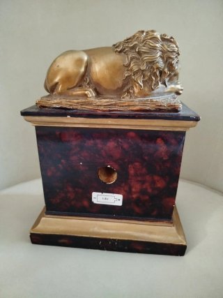 Grande Relógio de mesa com leão dourado