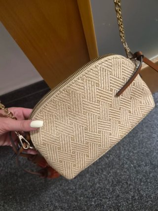 Bolso tejido beige y dorado