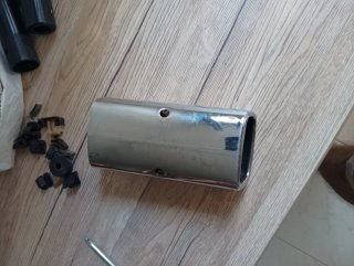 Cola de escape Momo