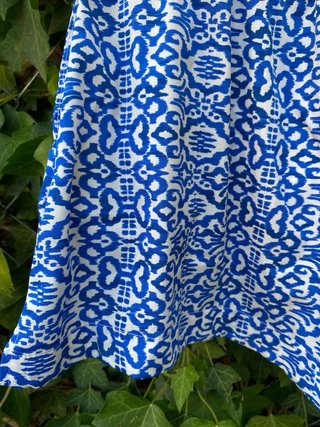 Pantalón corto estampado azul y blanco