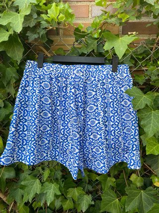 Pantalón corto estampado azul y blanco