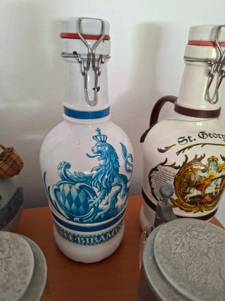 Set di 8 pezzi di brocche e bottiglie decorative per collezionisti di birra