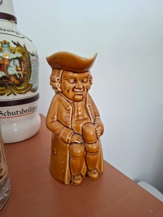 Set di 8 pezzi di brocche e bottiglie decorative per collezionisti di birra