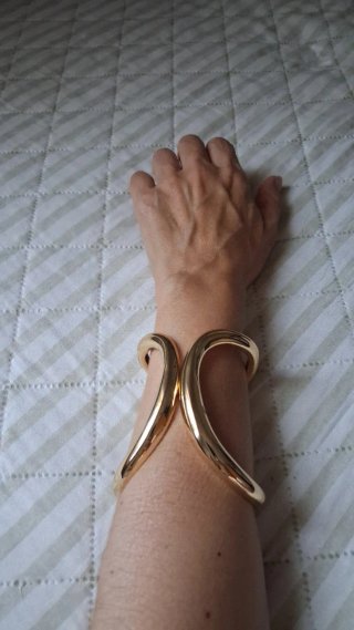 Brazalete dorado cruzado