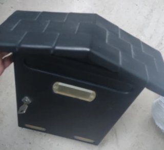 Buzón de correo negro con cerradura