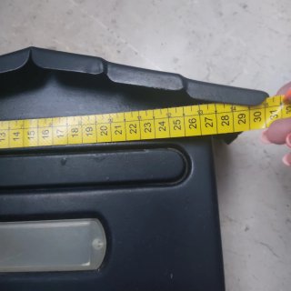 Buzón de correo negro con cerradura
