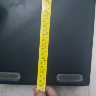 Buzón de correo negro con cerradura