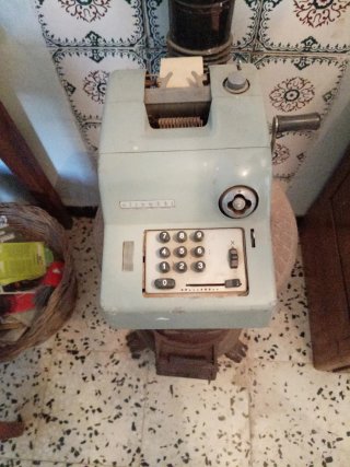 Calculadora mecánica antigua Olivetti