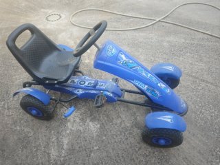 Coche de pedales azul