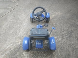 Coche de pedales azul