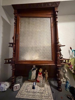 Aparador antiguo madera tallada cristal